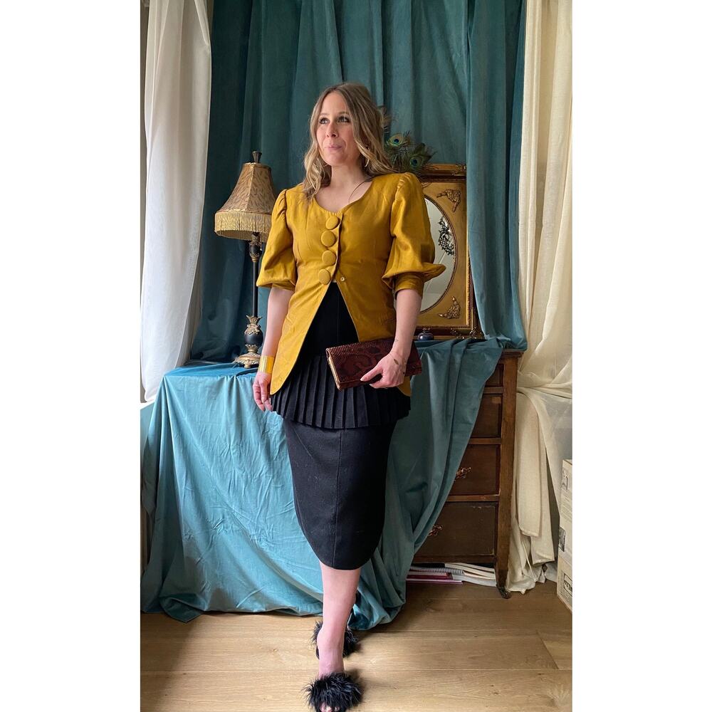 Pencil skirt in black merino wool with peplum detail, size M/L